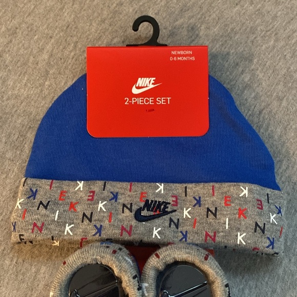 Infant Nike Hat and Sock Set - Picture 3 of 4